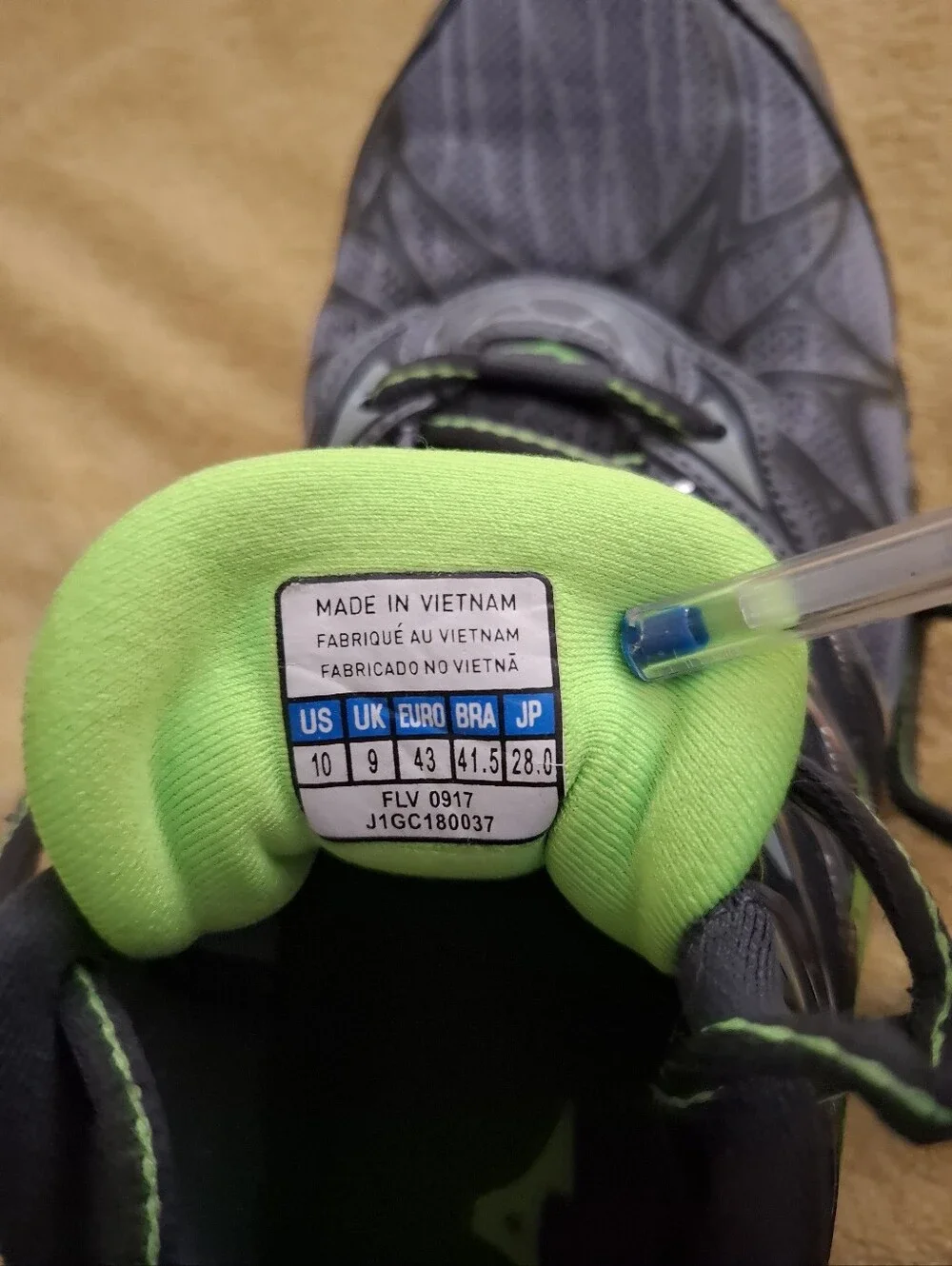 Mizuno grey neon